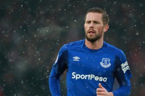 米兰app-法甲巅峰对决：巴黎圣日耳曼对阵里昂，争夺排名第一，巴黎圣日耳曼对里昂集锦